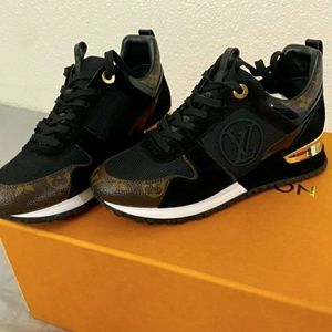 ⭐️⭐️SOLD⭐️⭐️⭐️Authentic ⭐️⭐️⭐️Louis Vuitton Runaway Sneakers AUTHENTIC